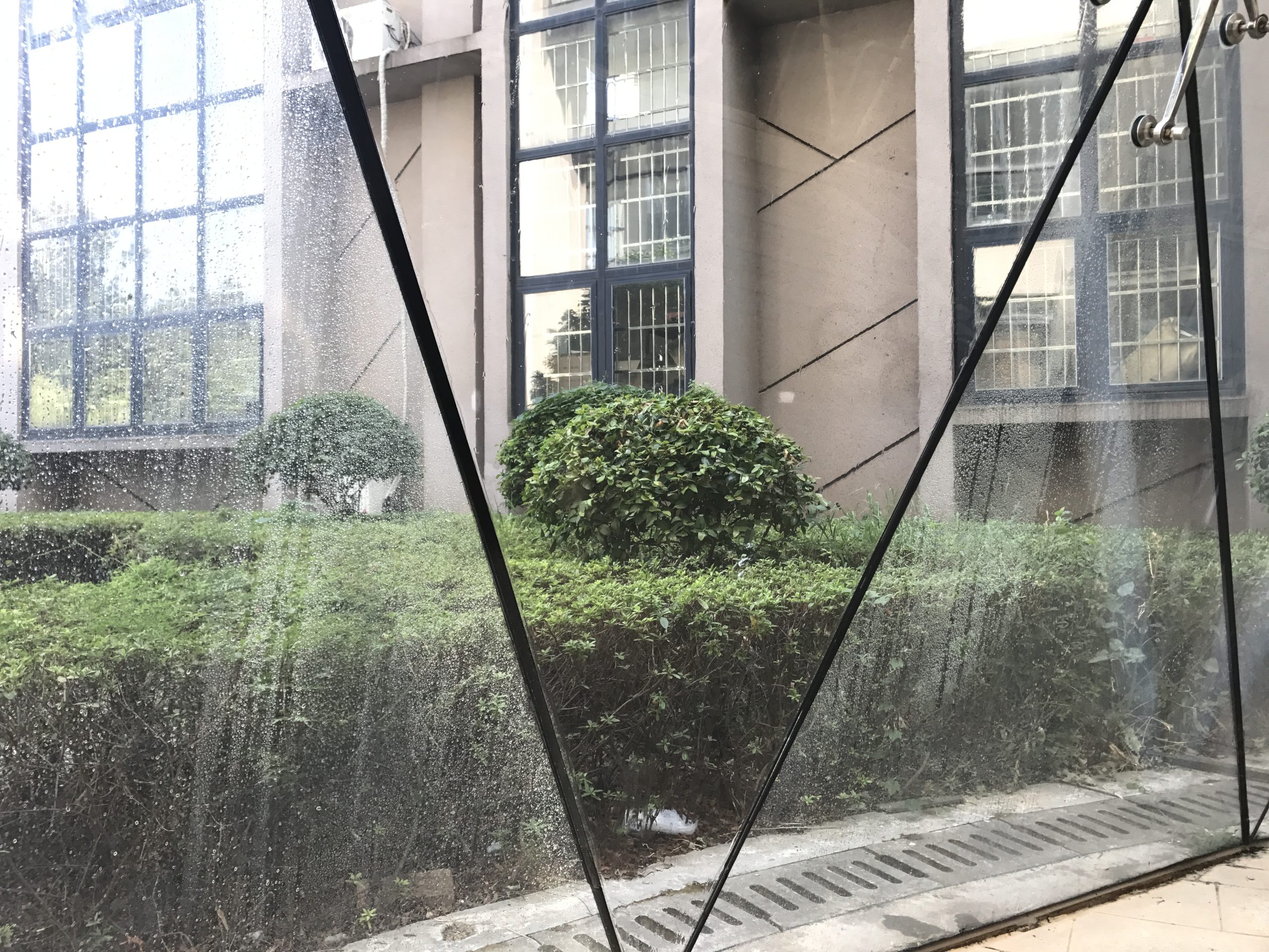 效果对比：左侧未施涂区域挂水珠，右侧施涂区域成水膜
