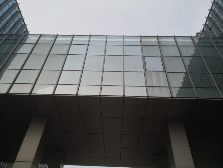Glass curtain wall after coating: rain sheets off, long-term clarity