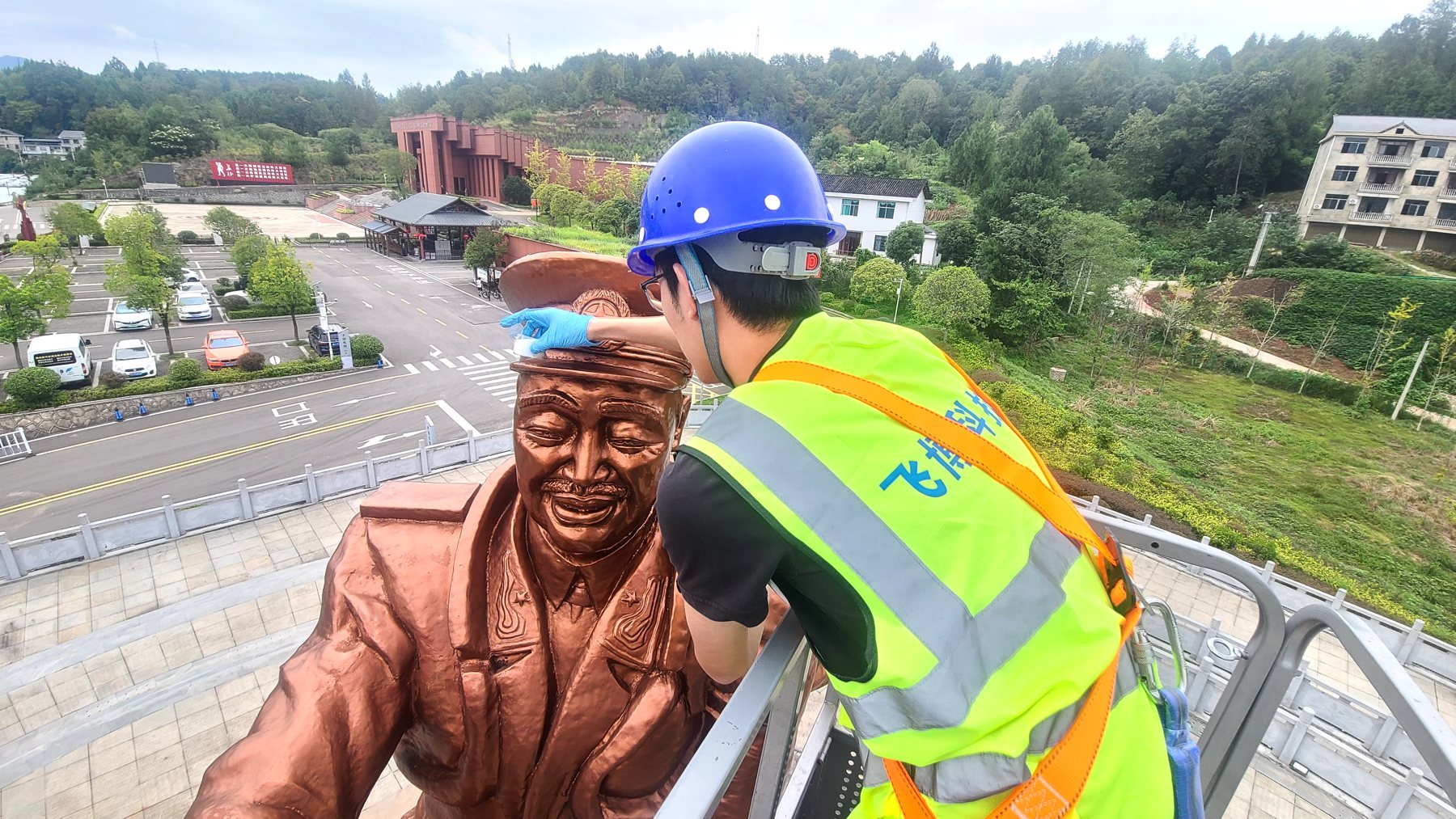 On site: detail work on the figure