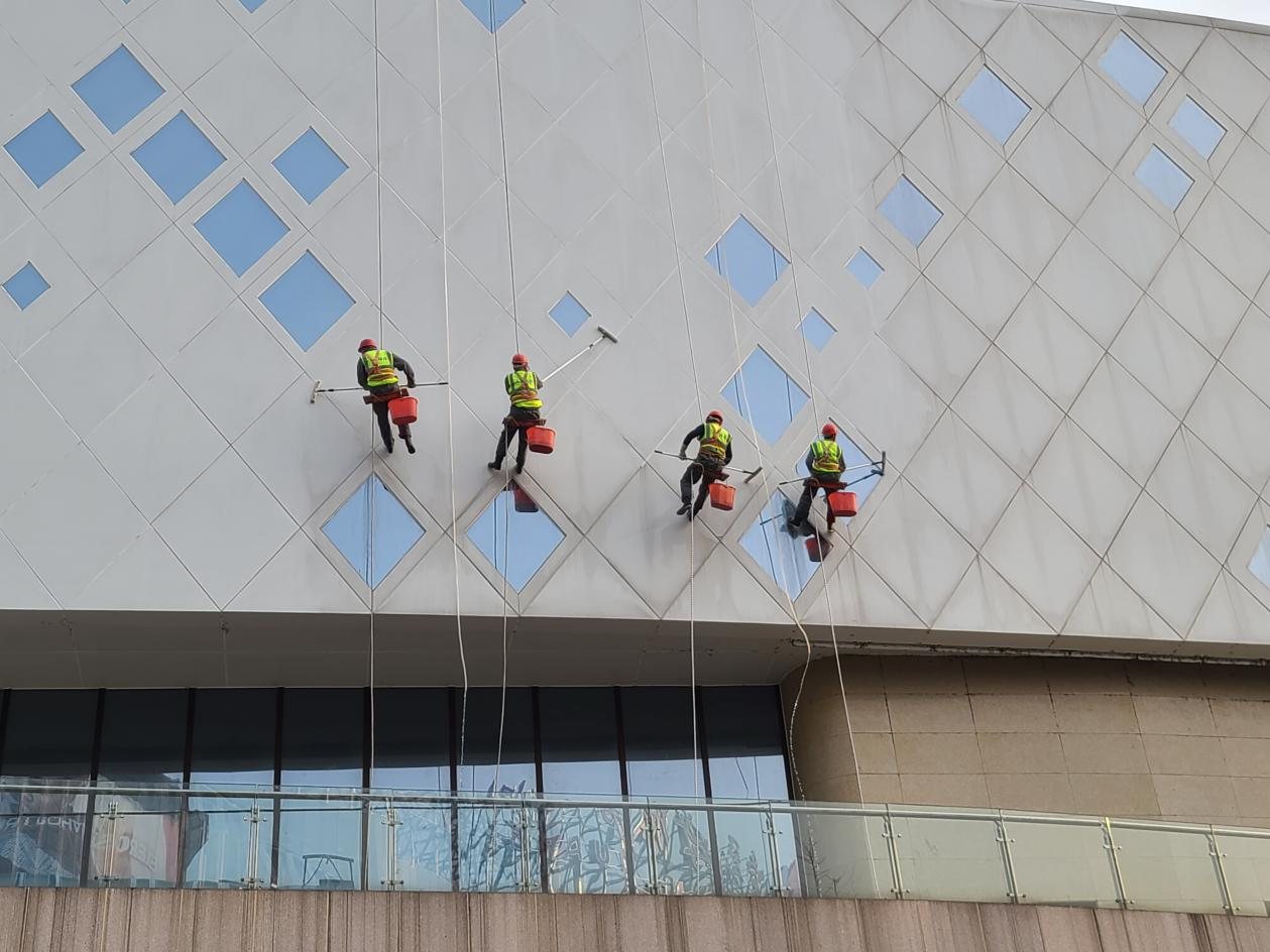On site: rope-access teams working in zones