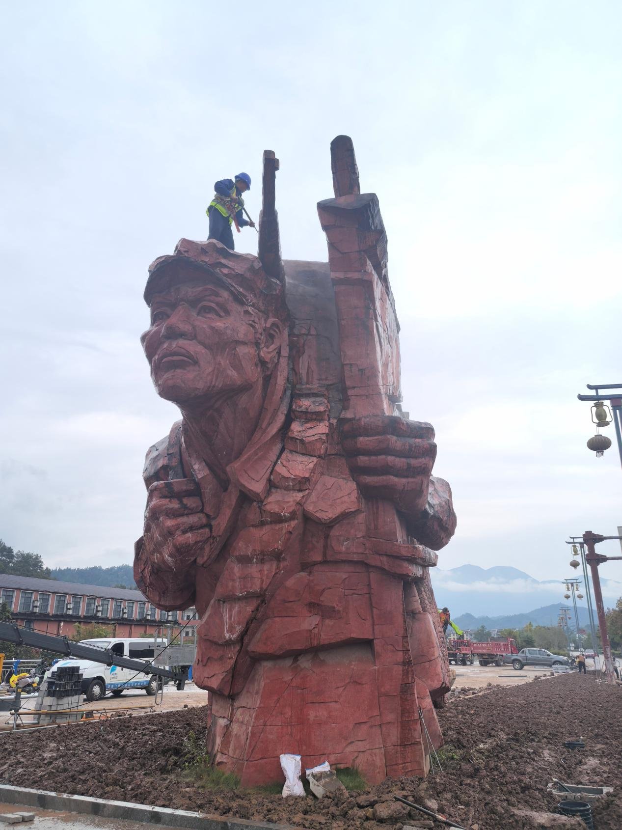 On site: crew working on top of the sculpture