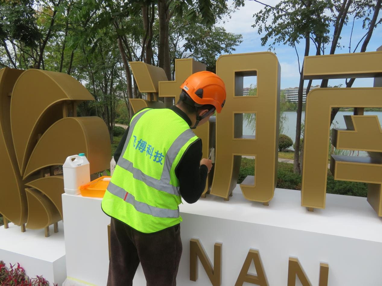 On site: coating the lettering